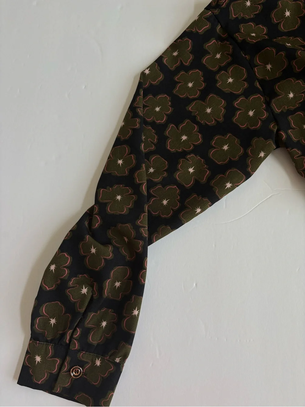 Women’s Floral Button-Down Shirt in Navy and Olive Size Large